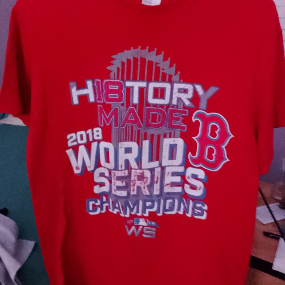 Men's Shirt Size Medium - Boston Red Sox 2018 World Series